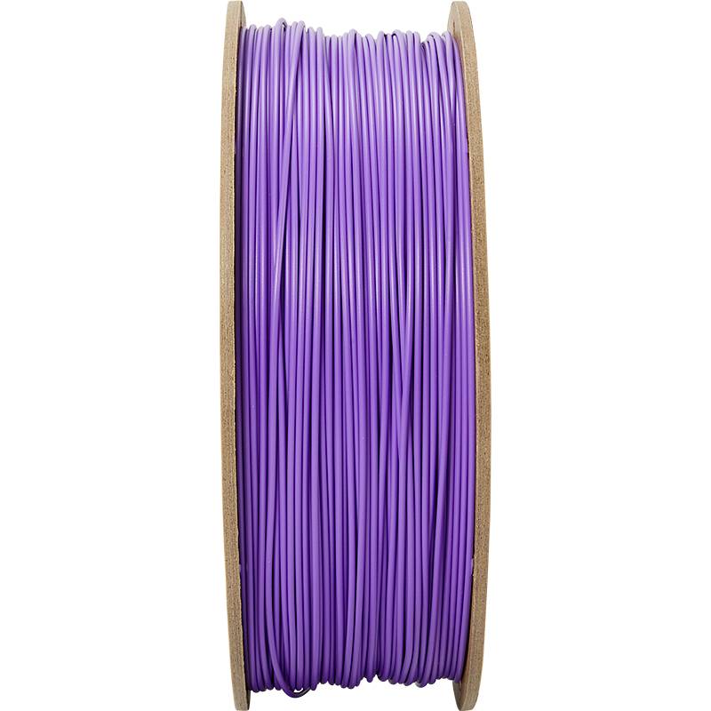 Eine Rolle mit lila Filament, das für 3D-Drucker verwendet wird. Das Filament ist sauber und dicht aufgerollt.