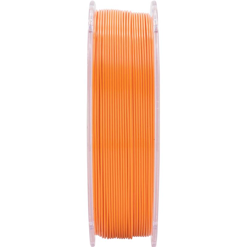 Eine orangene Filamentrolle für 3D-Drucker, stehend aufrecht, gut sichtbar in durchsichtiger Plastikverpackung.