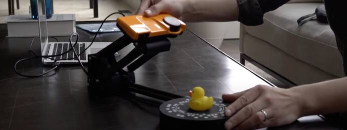 3D Scanner beim Scannen eines Objekts