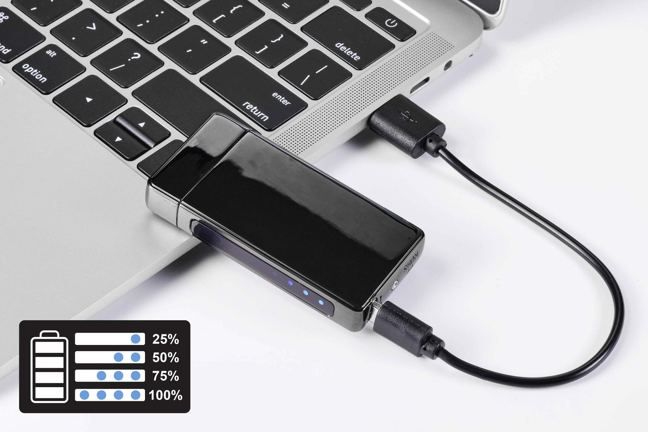 Ein schwarzer USB-Stick ist in ein Laptop eingesteckt. Ein Kabel verbindet es mit einem anderen Gerät. Ein Symbol zeigt Batterieladestände: 25%, 50%, 75%, 100%.