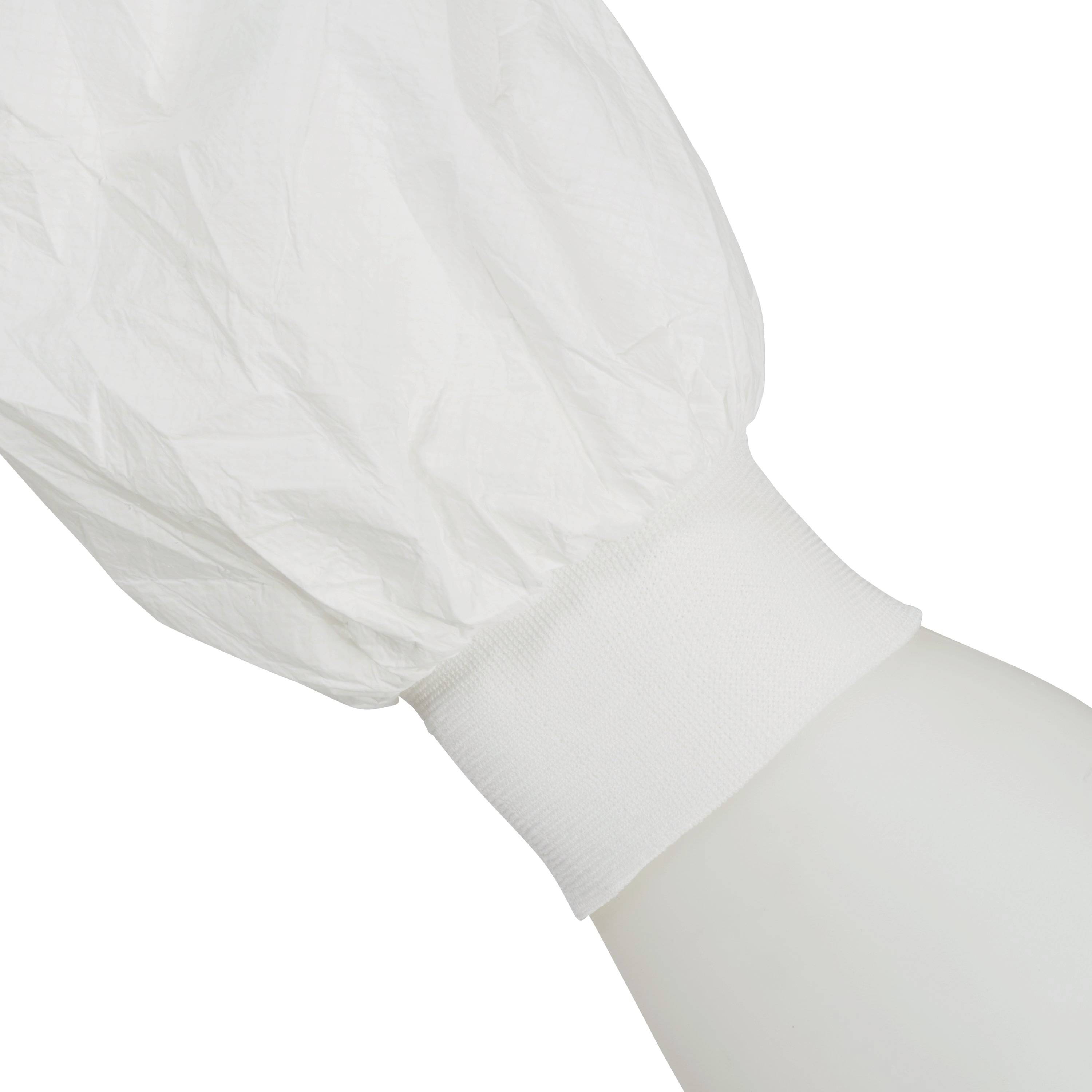 Eine weiße Schutzkleidung mit elastischem Bündchen, geeignet für den Einsatz im Labor oder in hygienischen Umgebungen.