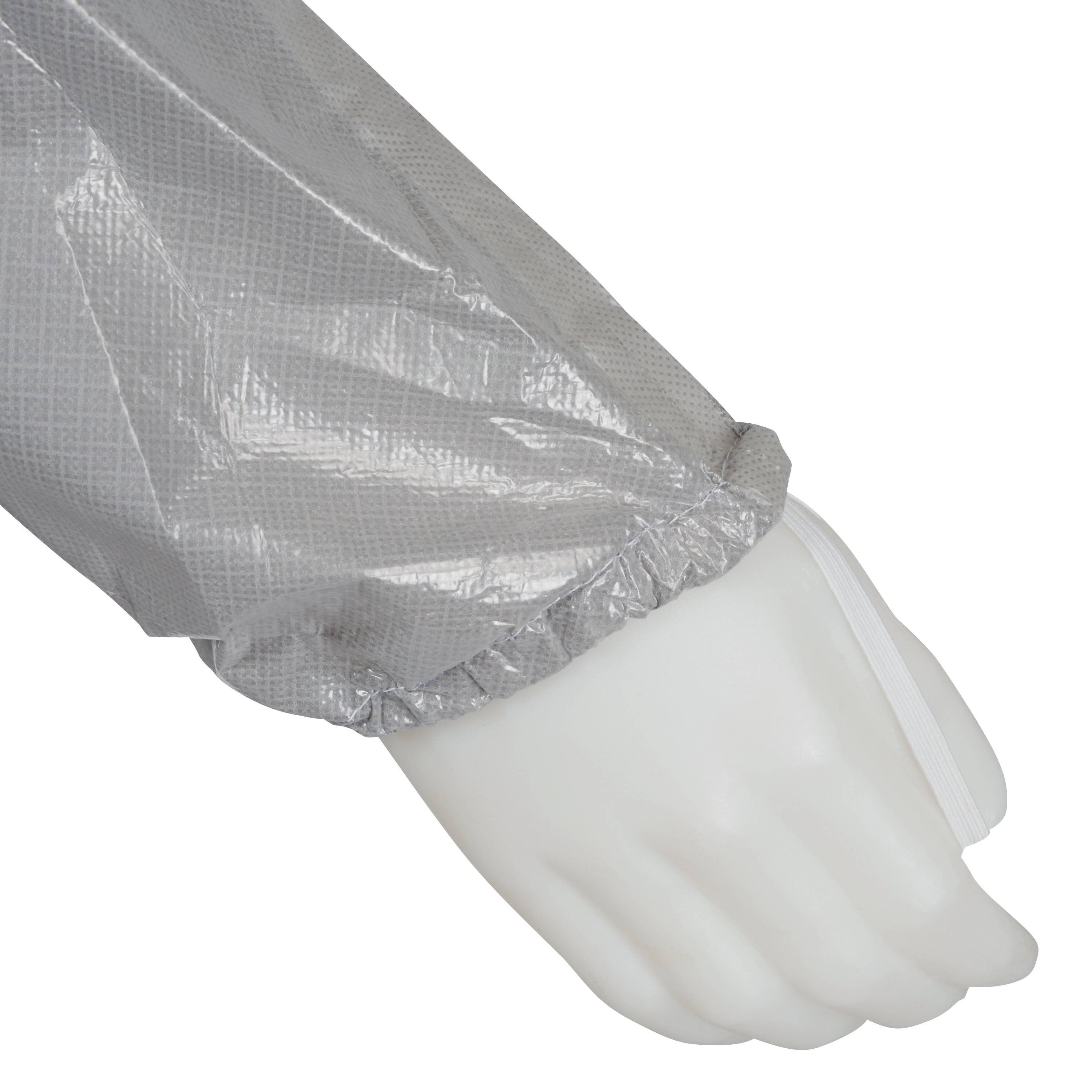 Eine weiße Mannequinhand trägt einen silbernen Schutzhandschuh. Der Handschuh hat eine glänzende, rautenförmige Textur.