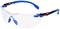 Schutzbrille mit transparenten Gläsern und blauen Bügeln. Bietet Augenschutz bei handwerklichen Tätigkeiten oder im Labor.