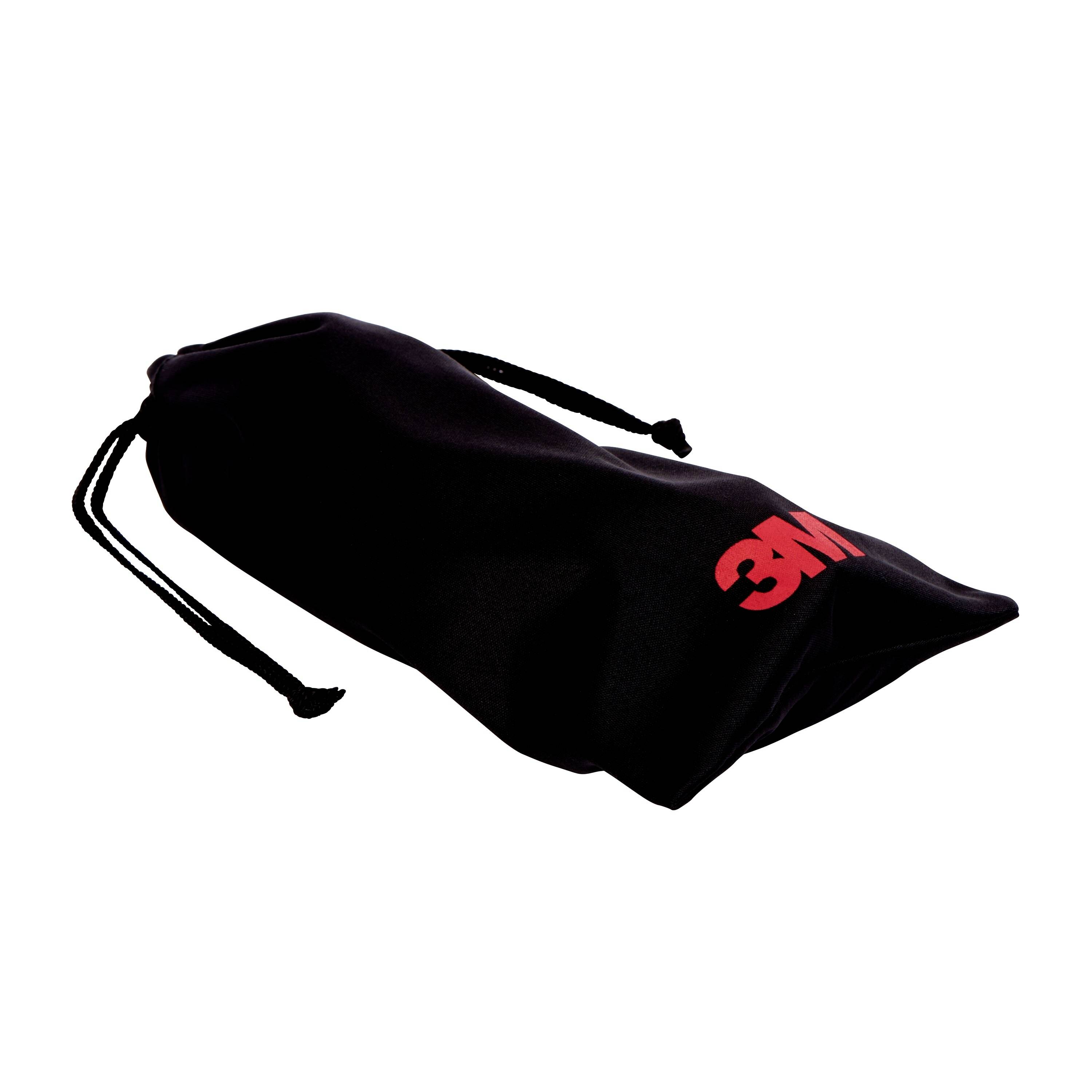 Schwarzer Beutel mit rotem '3M'-Logo, zusammengezogen mit Kordelzug. Geeignet zur Aufbewahrung kleiner Gegenstände oder Brillen.