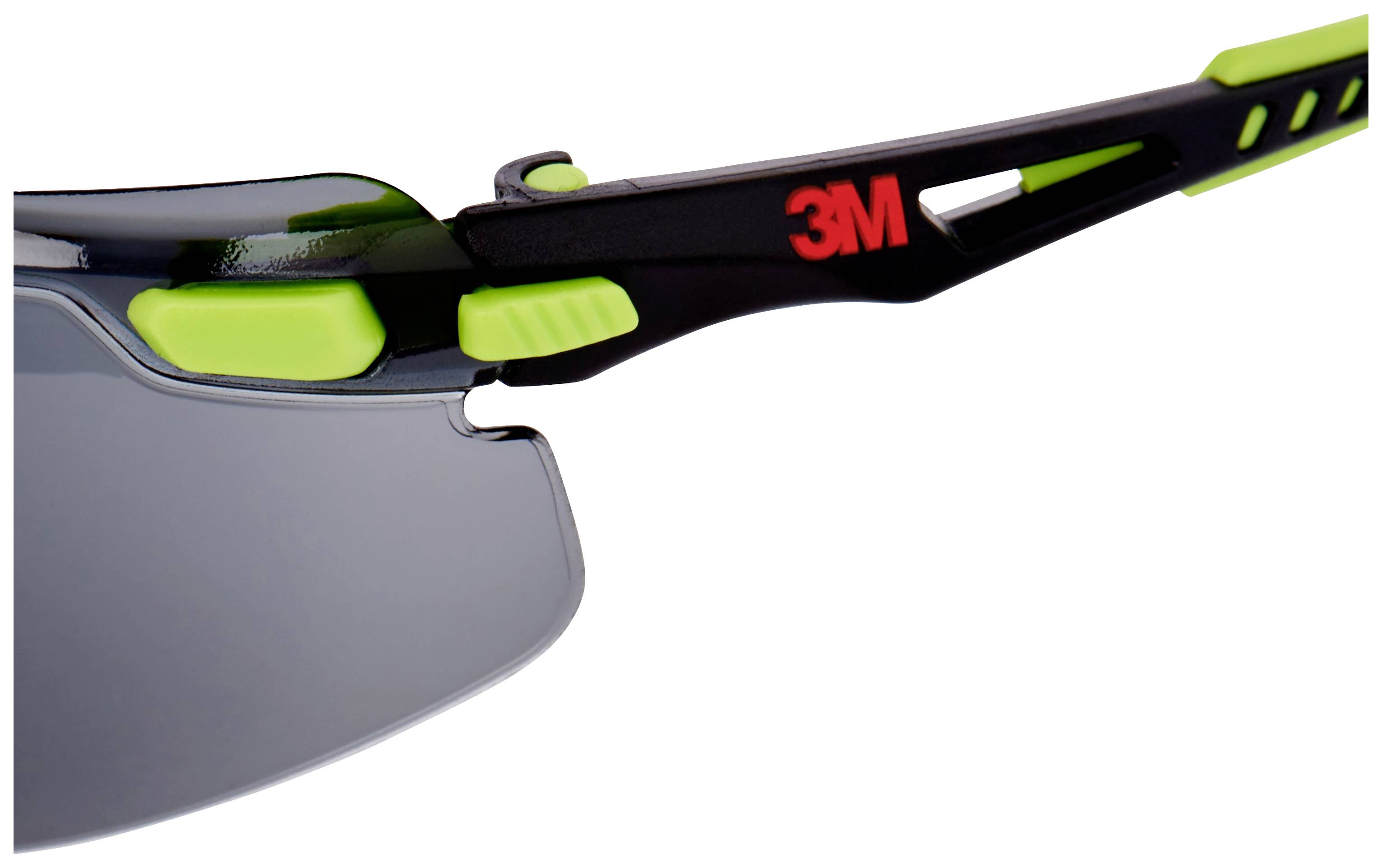 Eine schwarze und grüne Sicherheitsbrille teilweise im Bild sichtbar, mit rotem '3M'-Logo auf dem Bügel.