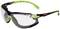 Schutzbrille mit klaren Gläsern und grün-schwarzem Rahmen, geeignet für den Arbeitsschutz, zeigt robustes, ergonomisches Design.