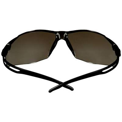 Sonnenbrille mit dunklen Gläsern und schlanken schwarzen Bügeln. Sie hat ein sportliches Design.