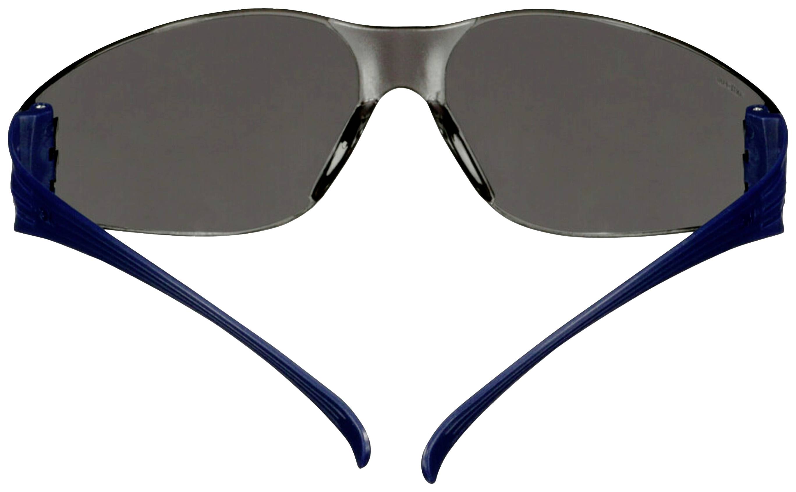 Schutzbrille mit dunklen Gläsern und blauen Bügeln, Ansicht von vorne. Sie bietet Schutz vor hellem Licht und potenziellen Gefahren.