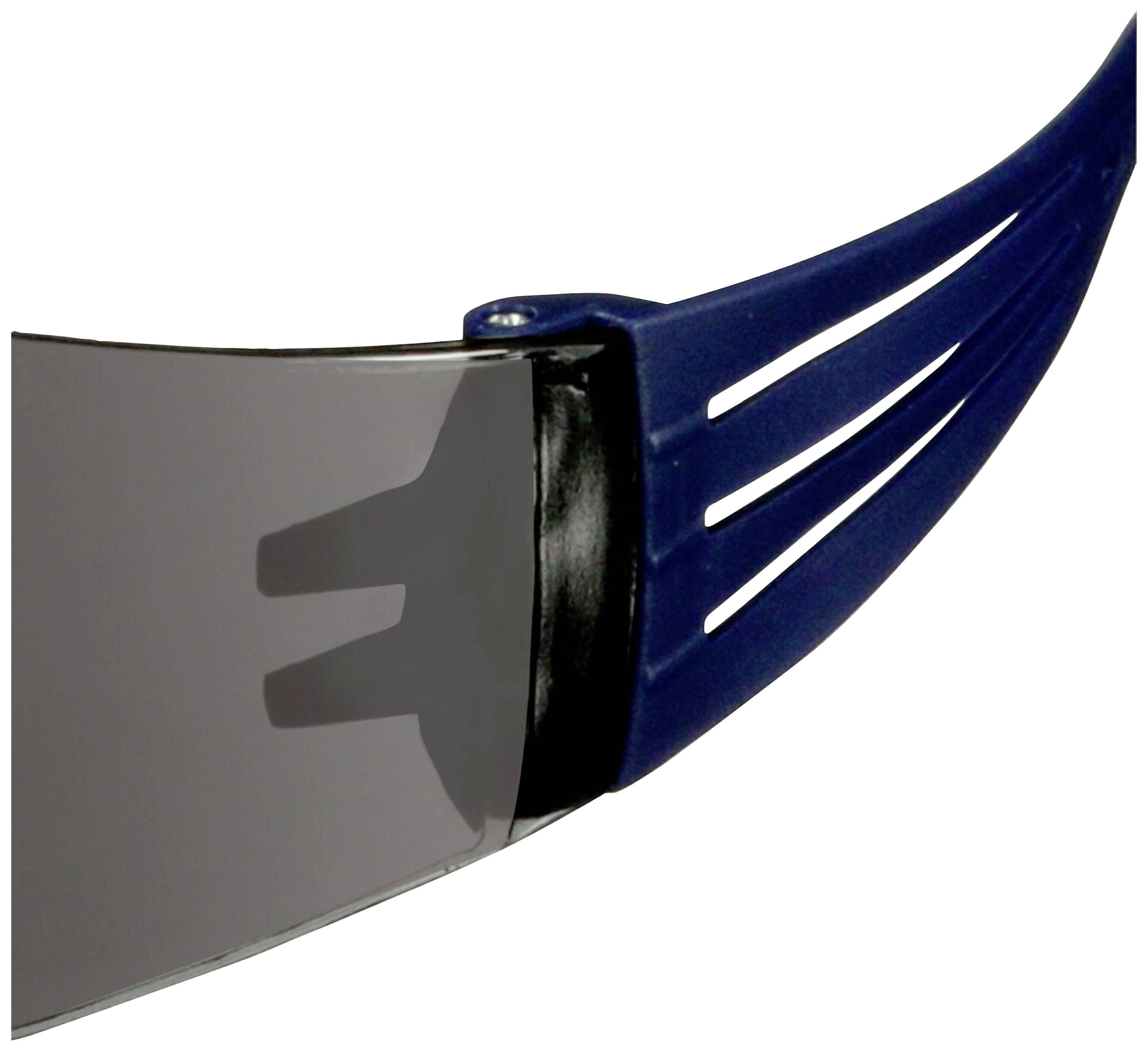 Teil einer dunklen Schutzbrille mit blauen Belüftungsöffnungen, seitlich aufgenommen.