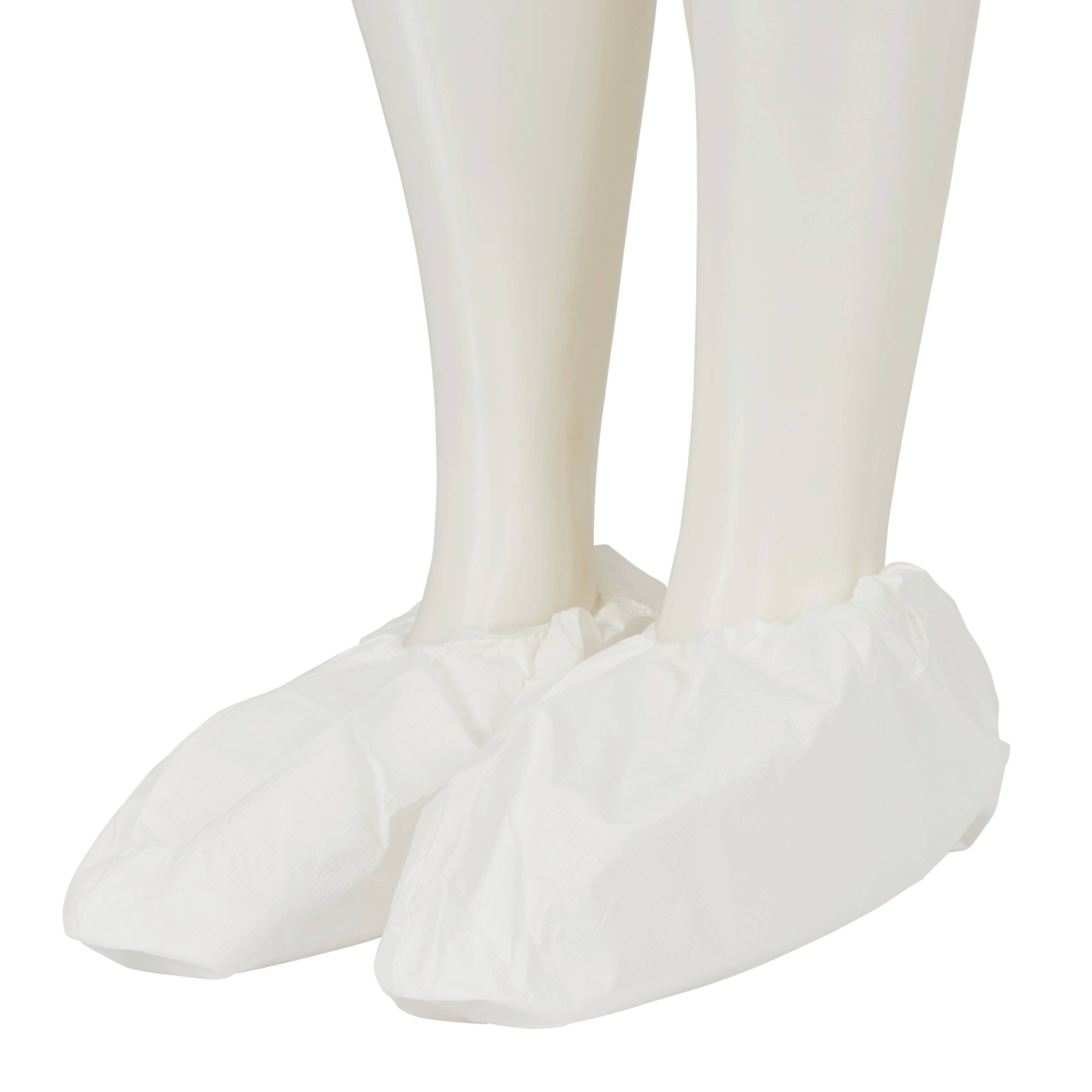 Zwei weiße Überziehschuhe an Füßen eines Mannequins.
