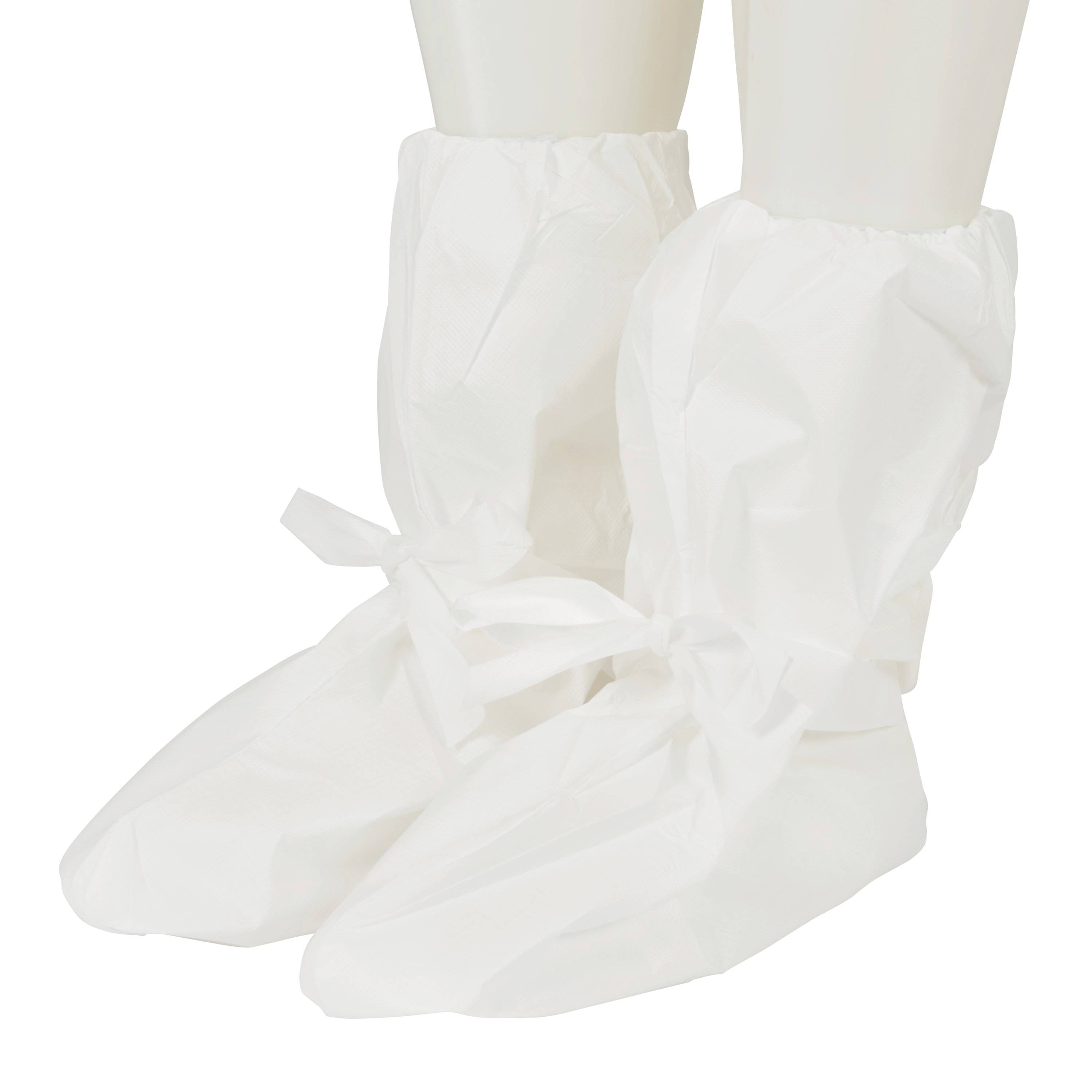 Schutzhüllen aus weißem Kunststoff für Schuhe, die über Schuhe gezogen werden, um sie vor Schmutz und Flüssigkeiten zu schützen.