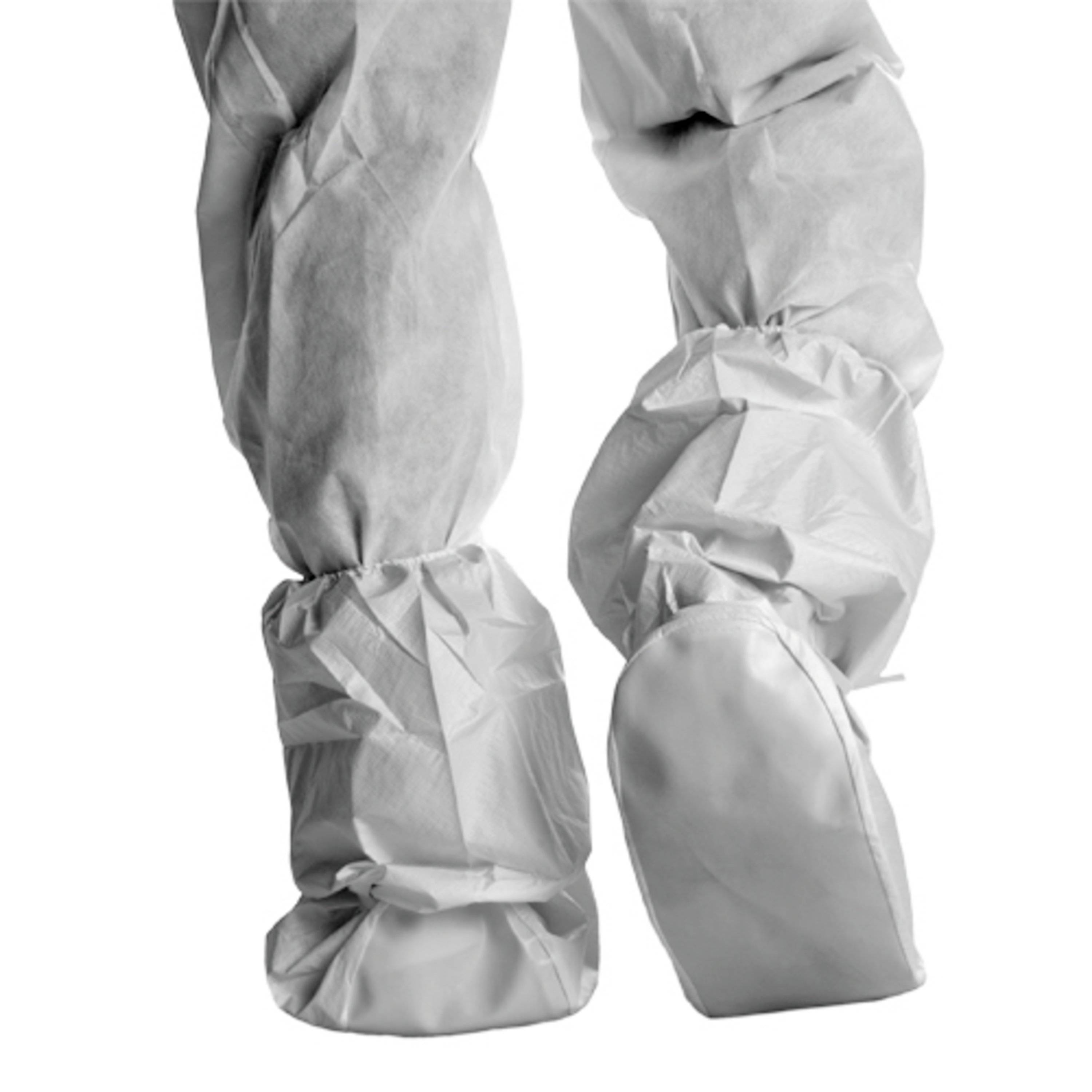 Ein Paar Beine in schützender Laborkleidung, einschließlich Überziehschuhen und Beinschützern, auf weißem Hintergrund.