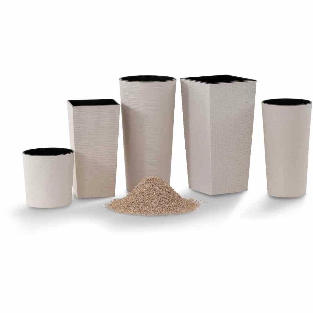 Fünf unterschiedlich große, beige Pflanzgefäße mit einer texturierten Oberfläche, nebeneinander aufgestellt. In der Mitte ein Haufen Erde.