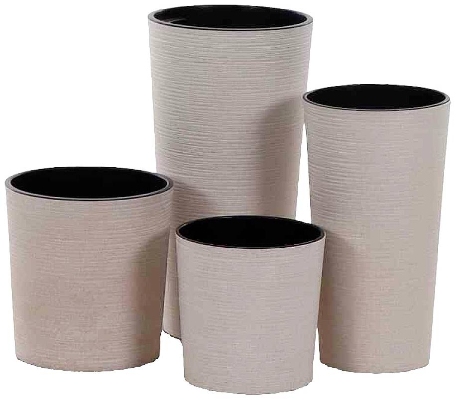 Vier unterschiedlich große, beige Pflanzgefäße mit schwarzem Innenbereich, nebeneinander aufgestellt.