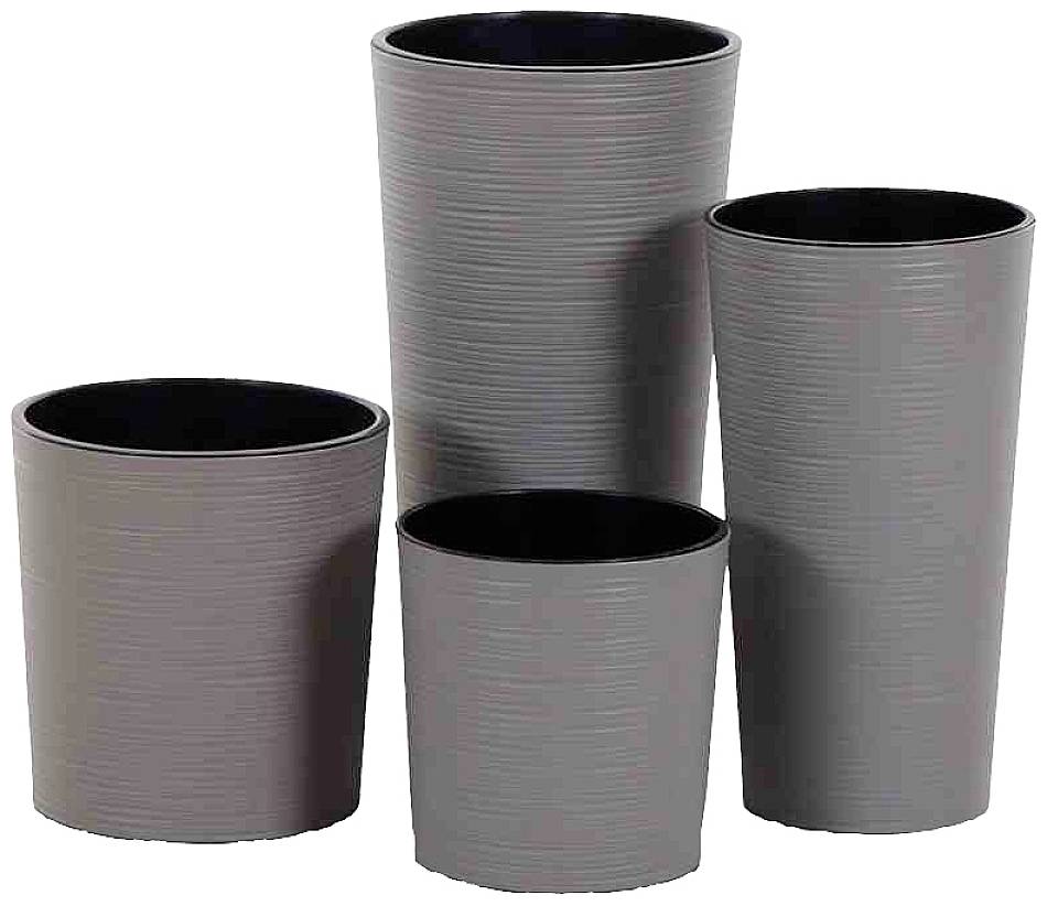Vier Pflanzkübel in verschiedenen Größen, zwei in hellem Grau, zwei in dunklem Grau, alle mit leicht geriffelter Oberfläche.