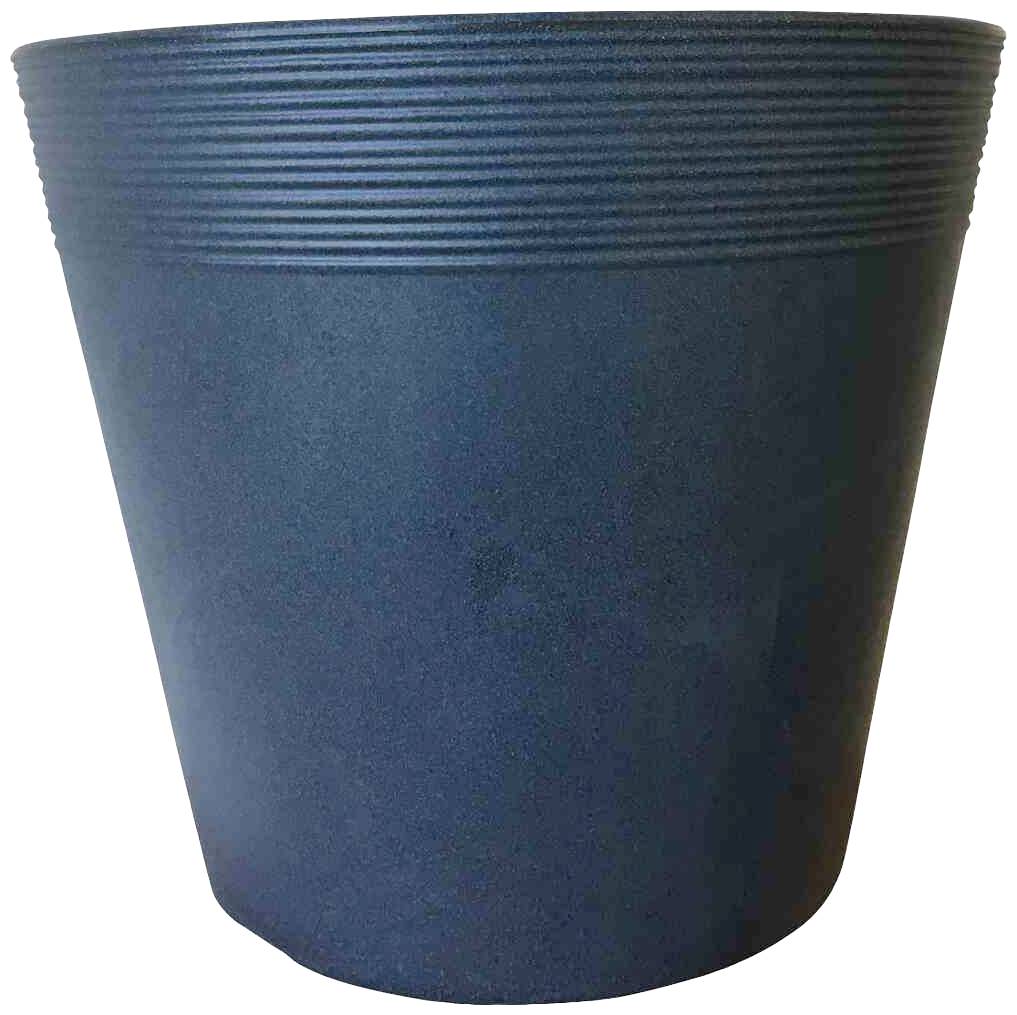 Ein einfacher blauer Blumentopf mit geriffelter Oberkante, geeignet für den Innen- oder Außengebrauch.