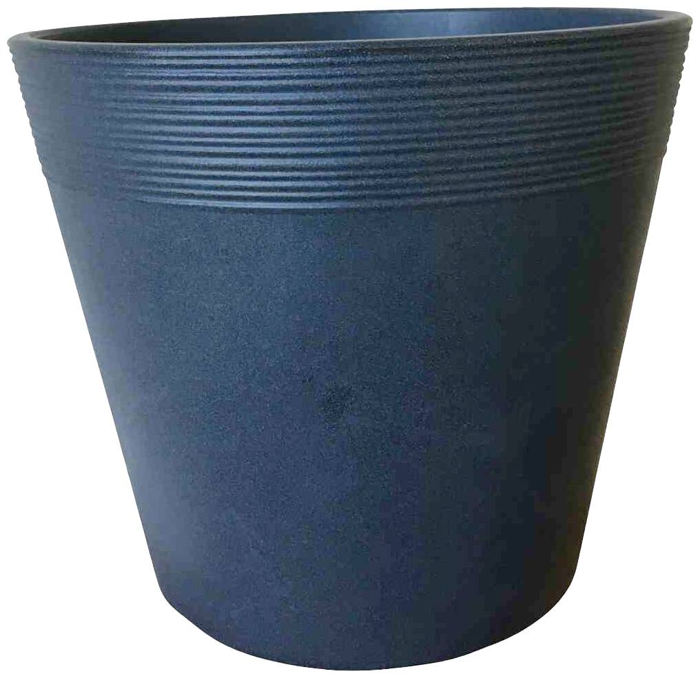 Ein großer, blauer Pflanzentopf mit gerilltem Rand. Der Topf hat eine konische Form und ist dekorativ sowie funktional.