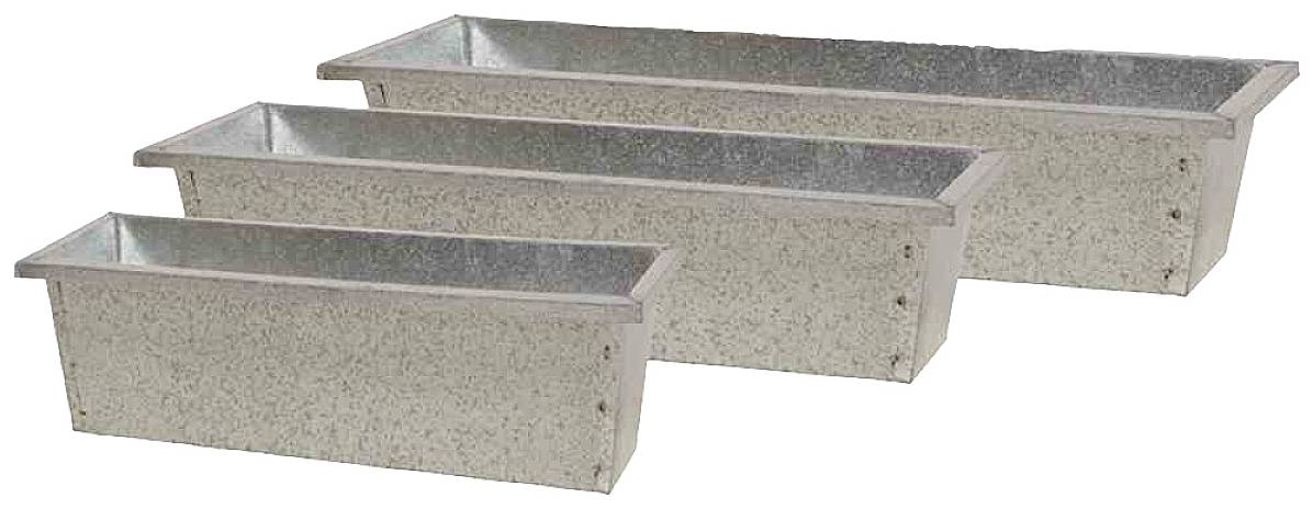Drei rechteckige Metalltröge in verschiedenen Größen, aufgereiht von klein zu groß. Sie sind aus gräulich glänzendem Material.