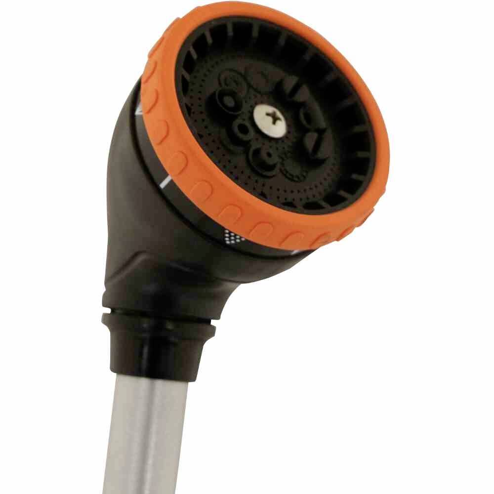 Duschkopf mit orange-schwarzem Design, zeigt Nahaufnahme der Sprühdüsen.