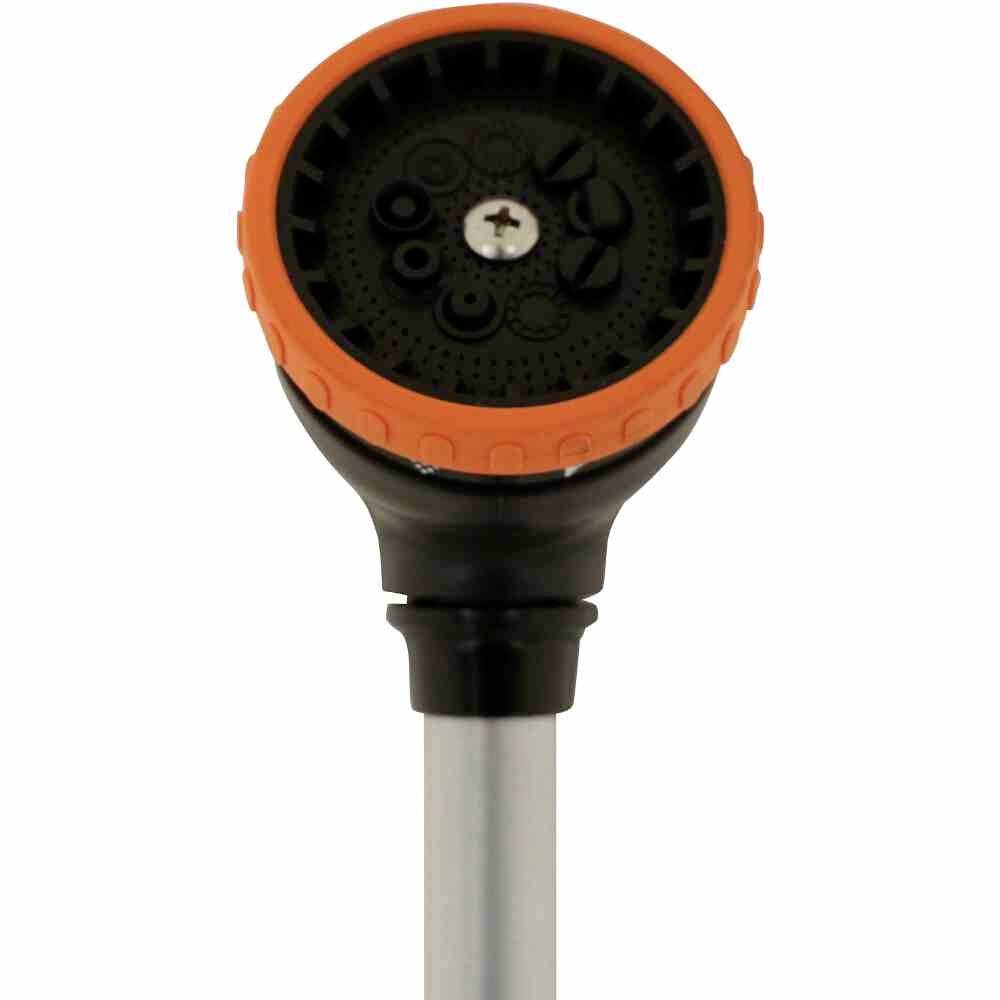 Ein runder, orange-schwarzer Gartenbrausekopf auf einem Metallstiel, geeignet für verschiedene Bewässerungseinstellungen im Garten.