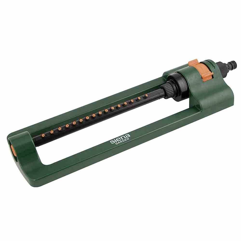 Grüner Rasensprenger mit rechteckiger Basis. Mehrere Düsen verteilen Wasser gleichmäßig.