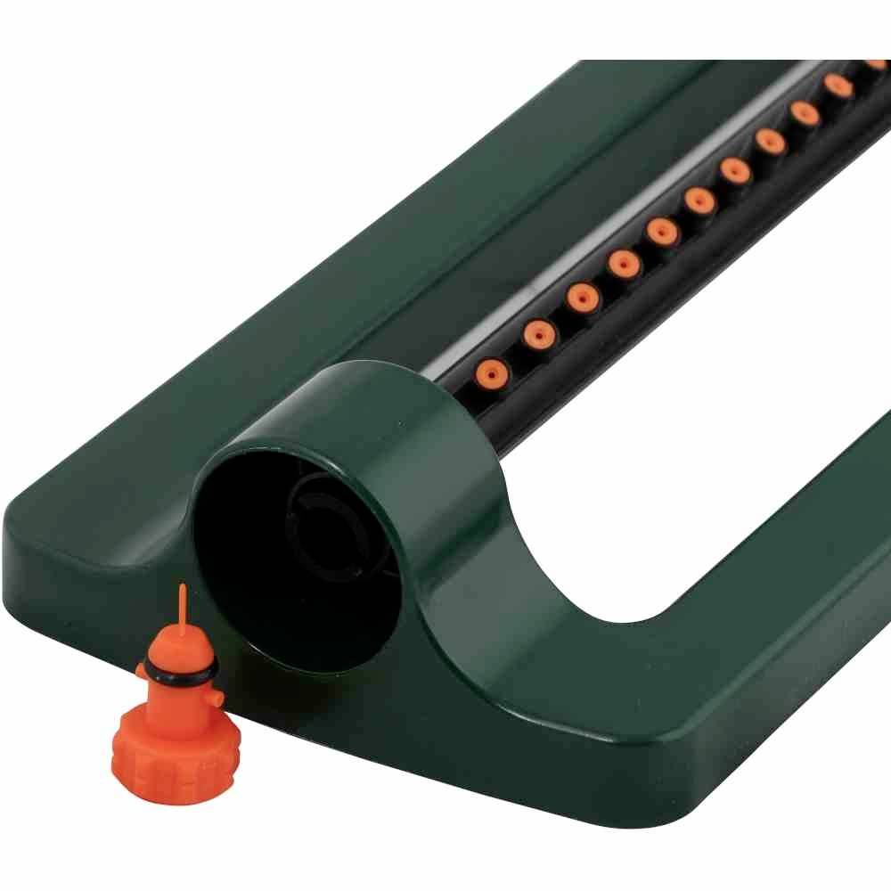 Ein grüner Rasenregner mit 18 Düsen für gleichmäßige Bewässerung. Die orangen Düsen sind entlang eines schwarzen Rohrs angeordnet.