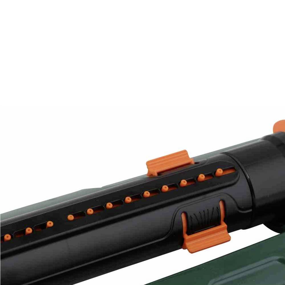 Ein schwarzes mechanisches Werkzeug mit orangefarbenen Griffelementen und Einstellrad, möglicherweise eine Art Rohrwerkzeug.