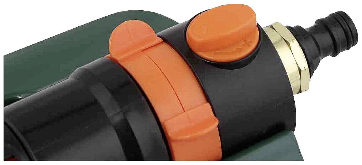 Nahaufnahme eines Kunststoff-Gartenschlauchanschlusses mit orangefarbenen Drehknöpfen und schwarzem Ventil.