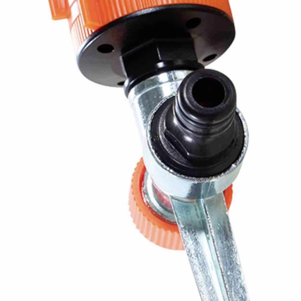 Nahaufnahme eines orangefarbenen Schlauchanschlusses mit schwarzem Düsenkopf, befestigt an einem metallischen Arm.