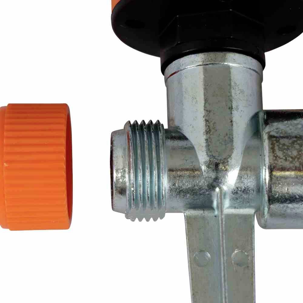 Metallisches T-Stück mit Schraubgewinde und zwei orangenen Kunststoffkappen; Teil eines Rohres oder Anschlusssystems.