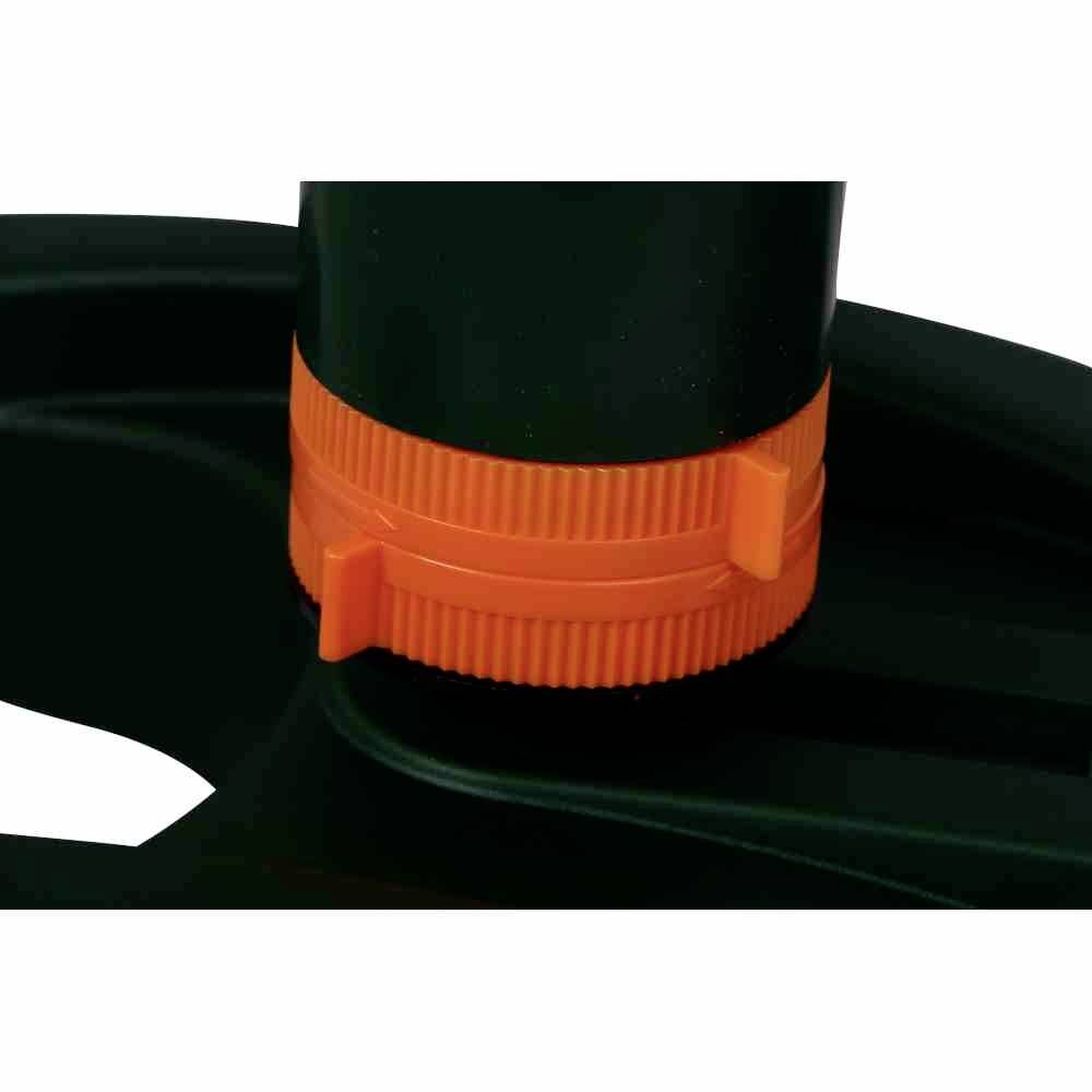 'Orange und schwarzer Kunststoffverschluss an einem Behälter. Der Verschluss hat zwei markante Griffe.'