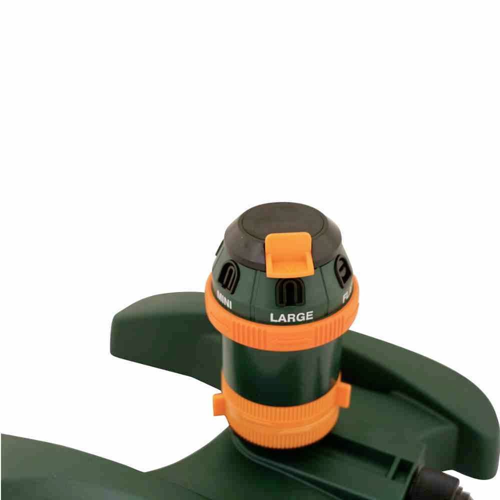 Rasensprenger mit grünem und orangem Design, markiert mit 'LARGE' auf der verstellbaren Düse. Ideal zur Gartenbewässerung.