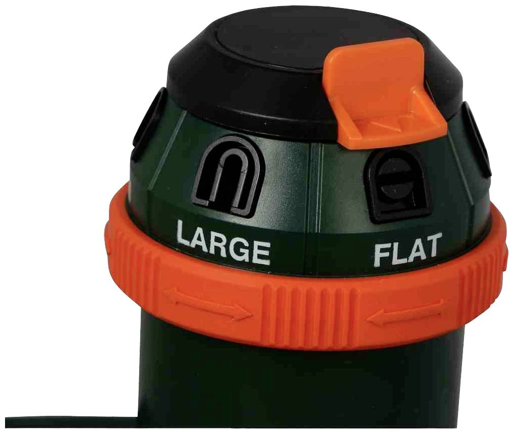 Eine Nahaufnahme einer grünen kapselförmigen Vorrichtung mit schwarzen und orangefarbenen Details. Die Wörter 'LARGE' und 'FLAT' sind sichtbar.