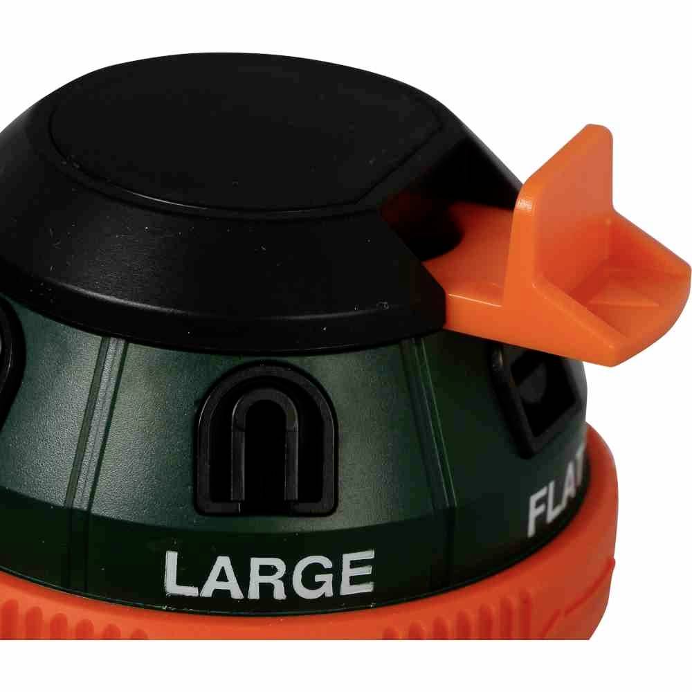 Ein orange-schwarzer Kunststoffdeckel eines Gewürzdosiers mit der Beschriftung 'LARGE', zum Einstellen der Streuöffnung.