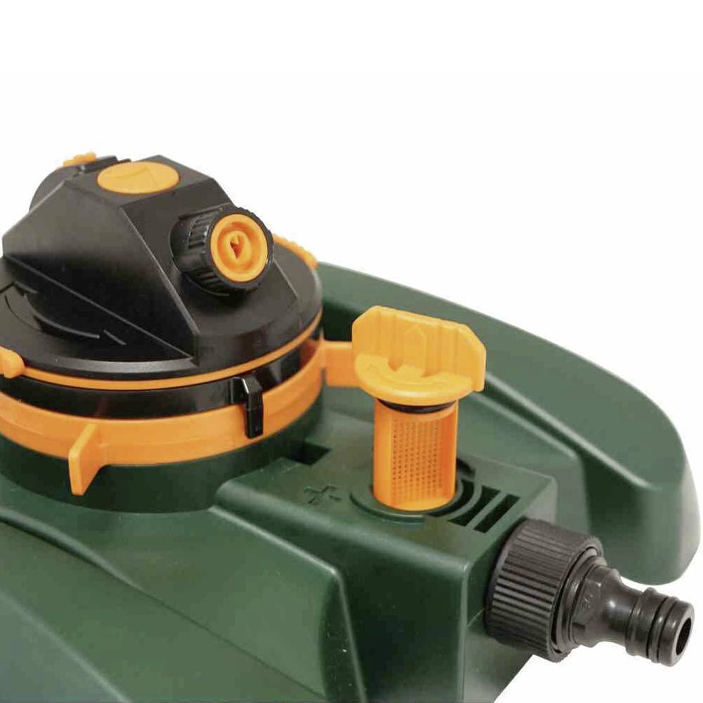 Ein grüner und orangefarbener Gartensprinkler, mit einstellbarem Wasserdruck, auf einer weißen Oberfläche.