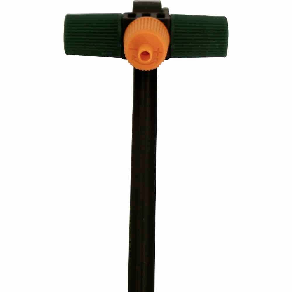 Ein schwarzer Schlauchanschluss mit zwei dunkelgrünen Griffen und einem orangen Ventil in der Mitte, aufrecht stehend.