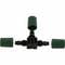 T-Stück-Bewässerungsanschluss aus schwarzem Kunststoff mit drei grünen Schraubverschlüssen für Gartenschläuche.