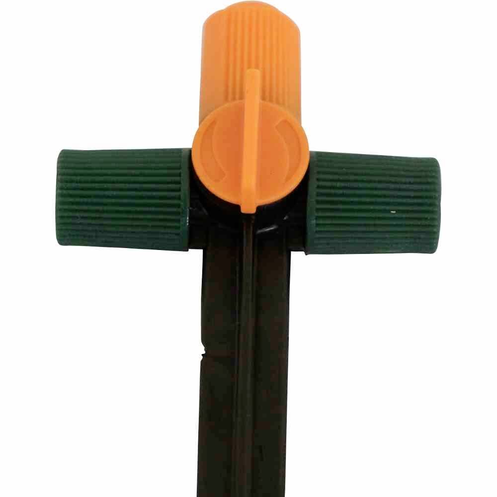 'Dreiteiliger Gartensprinkler mit zwei grünen und einem orangefarbenen Düsenkopf. Auf schwarzem Stab montiert, für gleichmäßige Bewässerung.'