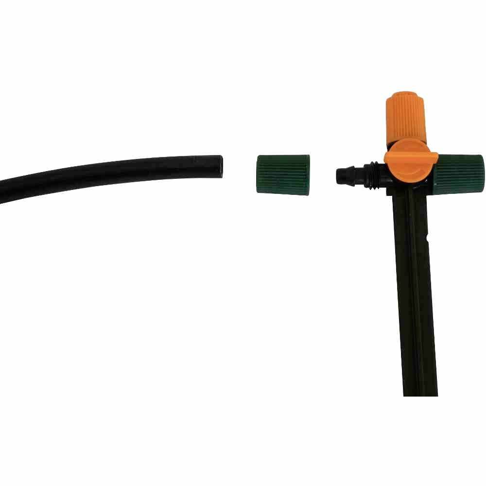 Ein Bewässerungssystemteil mit einem orangefarbenen Ventil-Adapter, grünem Anschlussstück und einem schwarzen Schlauchstück.