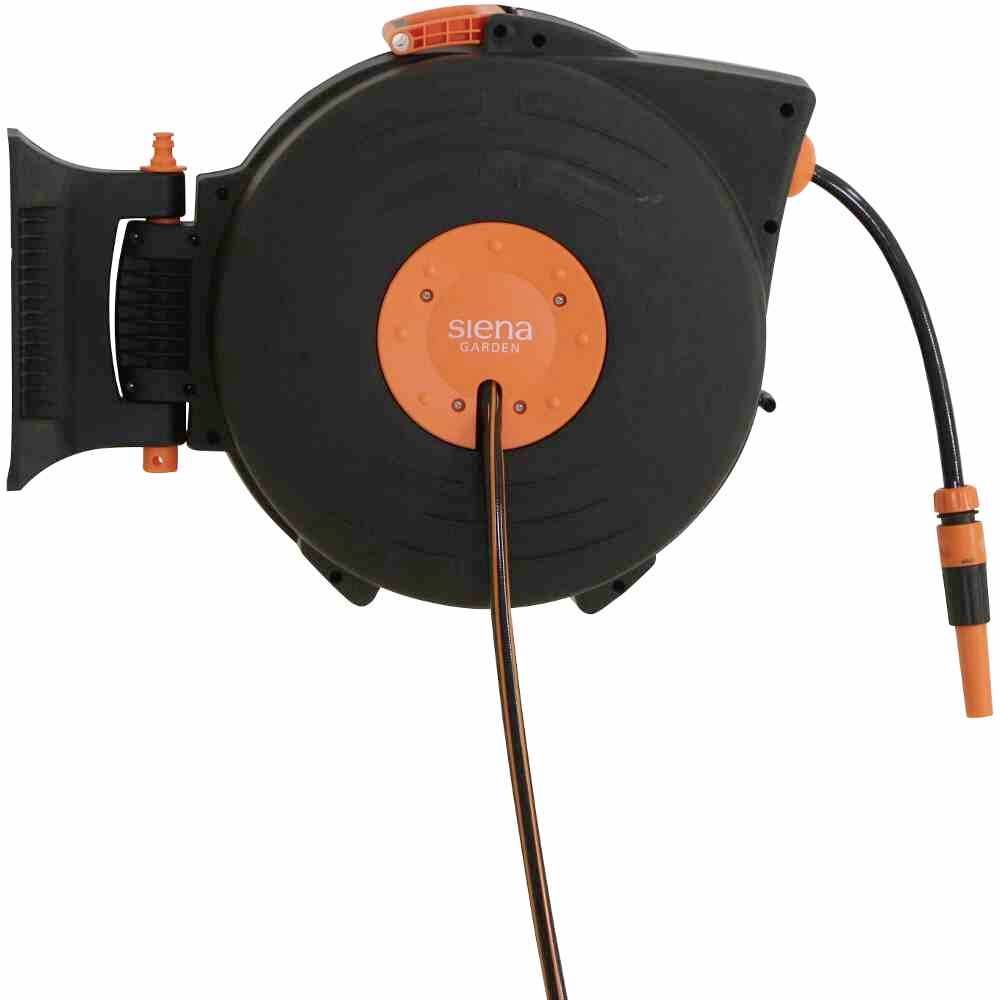 Gartenschlauchbox an der Wand montiert, mit schwarzem Gehäuse und orangen Details, ein ausziehbarer Schlauch ist sichtbar.