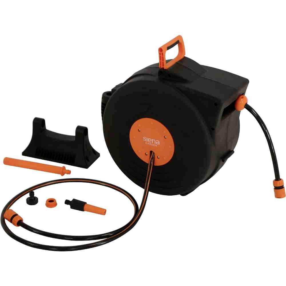 Schwarzer automatischer Gartenschlauch mit orangefarbenen Akzenten, Wandhalterung und verschiedenen Anschlussteilen zur Bewässerung.