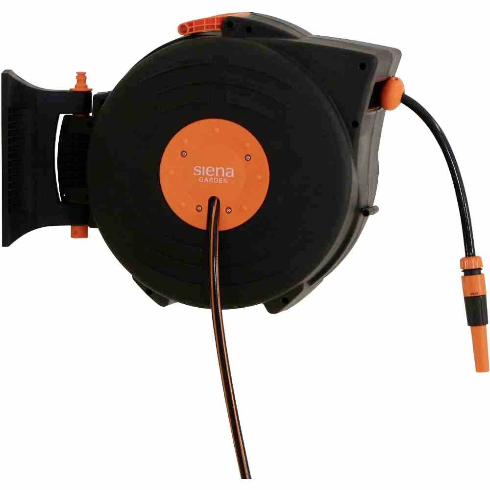 Automatische Schlauchrolle in Schwarz und Orange, an einer Wand montiert. Der Schlauch ist teilweise aufgewickelt, bereit zur Nutzung.