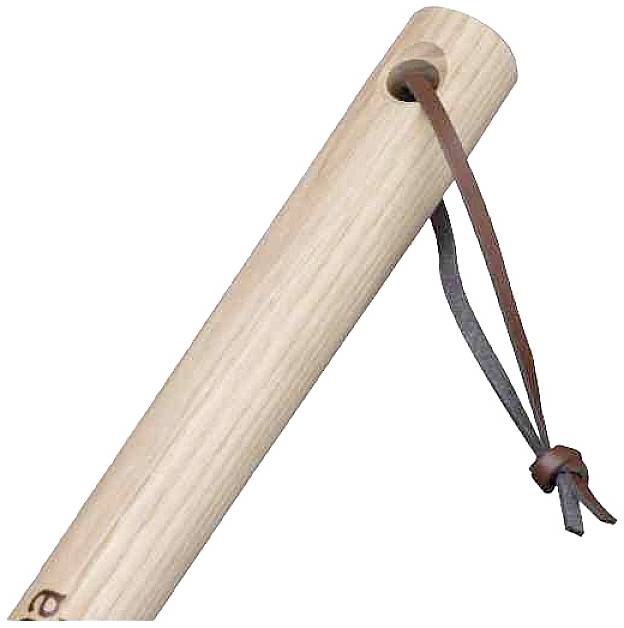 Holzgriff mit einem Lederriemen durch eine Öffnung gezogen, vermutlich Teil eines Werkzeugs oder Instruments.
