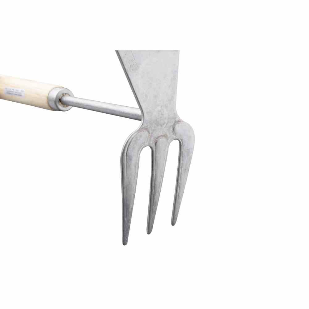 Eine Gartengabel mit einem Holzstiel und vier Metallzinken, die für Gartenarbeiten verwendet wird.