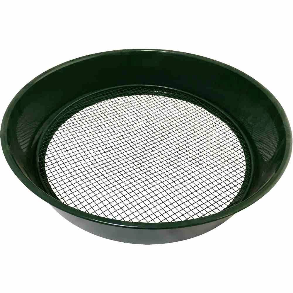 Ein grünes, kreisförmiges Sieb mit feinem Maschennetz, das in der Gartenarbeit oder beim Goldwaschen verwendet wird.