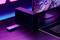 Ein Computerarbeitsplatz mit RGB-beleuchteter Tastatur, einem modernen Monitor und einem Gerät, das über Kabel verbunden ist.