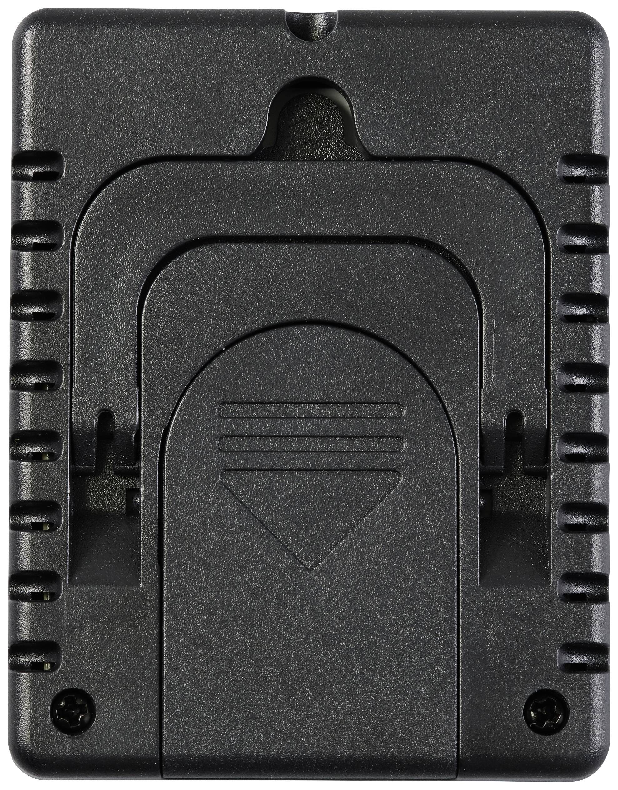 Ein schwarzes elektronisches Gerät mit einer strukturierten Oberfläche und mehreren Rillen. Es scheint ein Batterieadapter oder Ladegerät zu sein.