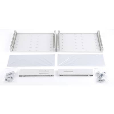 Zubehörset für ein Gehäuse bestehend aus zwei großen Metallplatten, zwei kleineren Abdeckungen und mehreren Plastikteilen in Tüten.