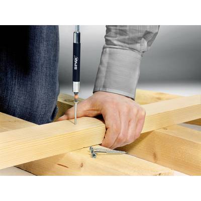 Eine Hand schraubt mit einem Schraubendreher eine Schraube in zwei Holzbalken, während mehrere Schrauben daneben liegen.