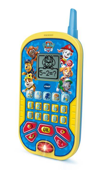 Ein buntes Spielzeugtelefon mit 'Paw Patrol'-Motiv und Charakteren darauf. Es zeigt eine einfache Mathematikaufgabe auf dem Bildschirm.